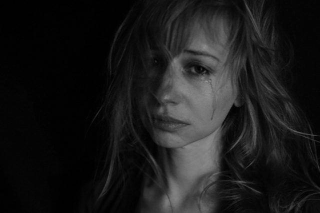черно-белое фото плачущей девушки