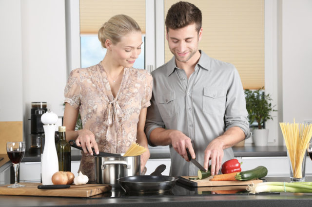 парень и девушка готовят в кухне
