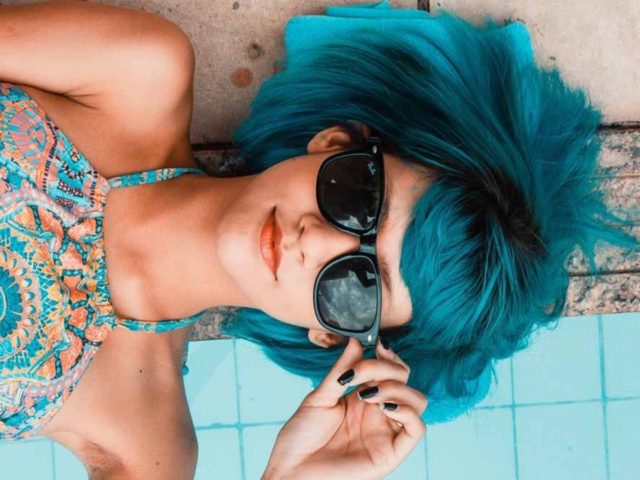 девушка с синими волосами в солнцезащитных очках