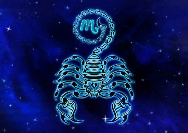 знак зодиака скорпион на фоне ночного неба