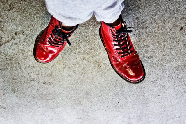 красные лакированные ботинки на женских ногах