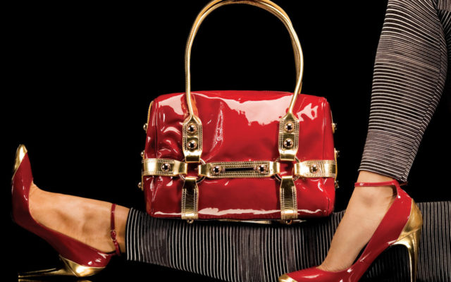 красная лакированная сумка у женских ног
