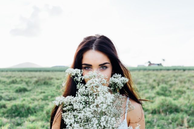 девушка с полевыми цветами в поле