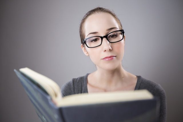 девушка в очках с книгой в руках