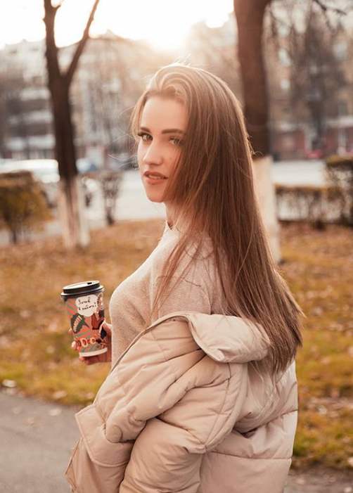 девушка с кофе