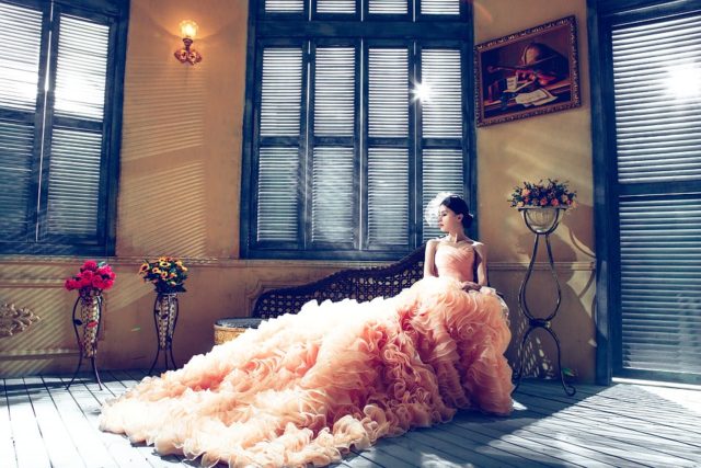 невеста в пышном розовом платье