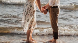 Мужчина с женщиной, держащиеся за руки