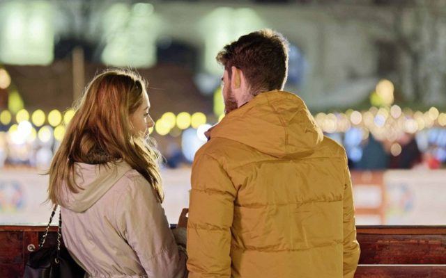 парень и девушка в куртках на улице