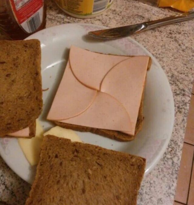 хлеб с колбасой на тарелке