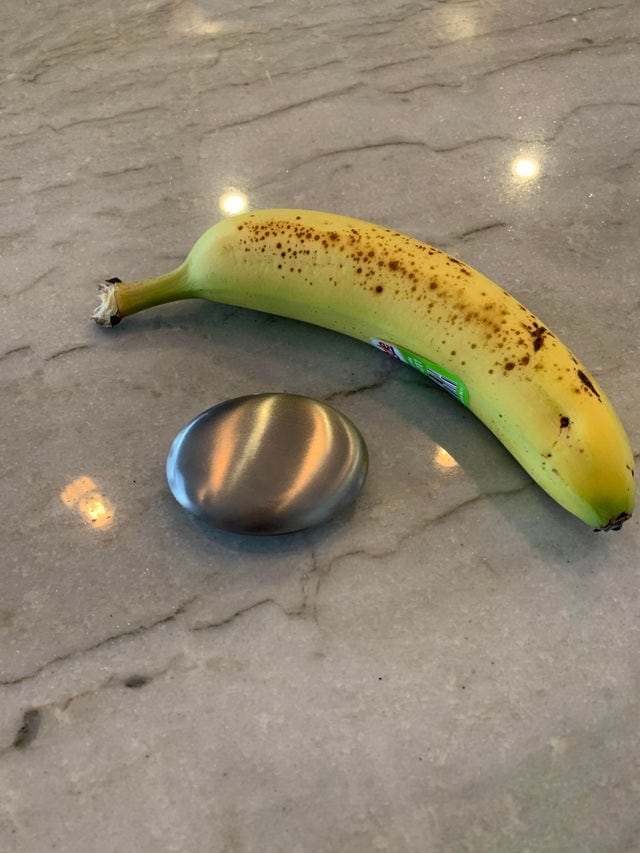 банан на столе