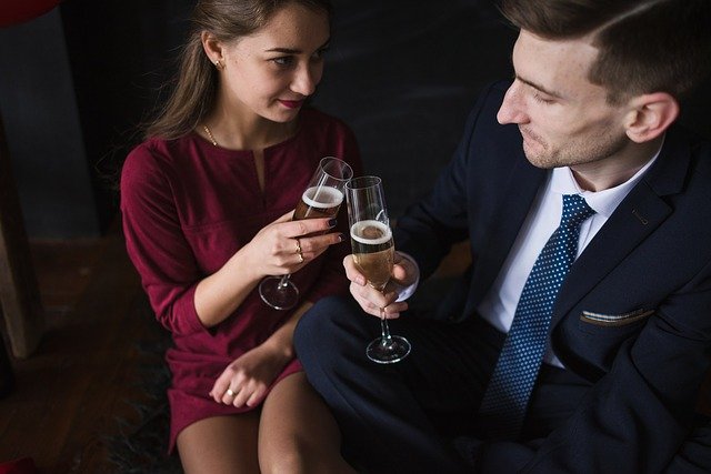 мужчина и девушка пьют шампанское