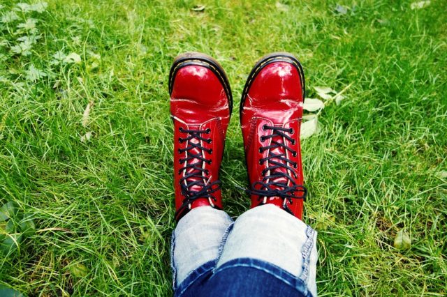 красные лакированные ботинки на женских ногах