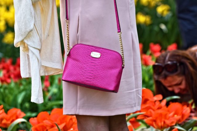 розовая сумочка на длинном ремешке