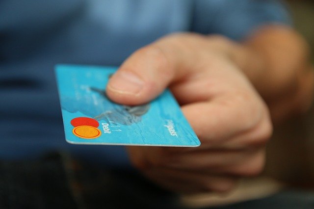 кредитная карточка в мужской руке