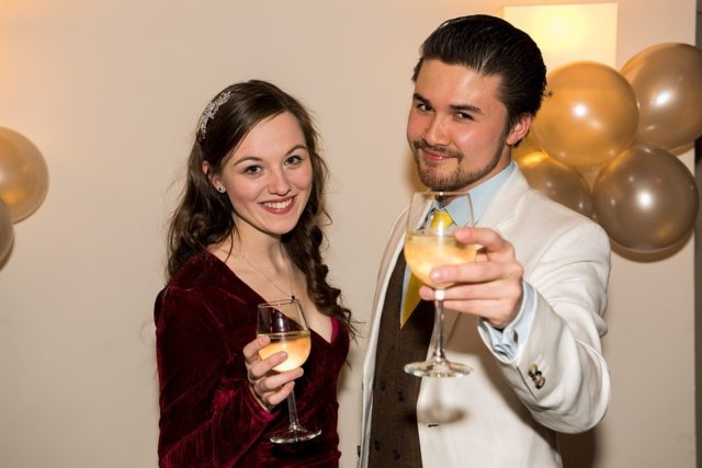 парень и девушка с бокалами шампанского