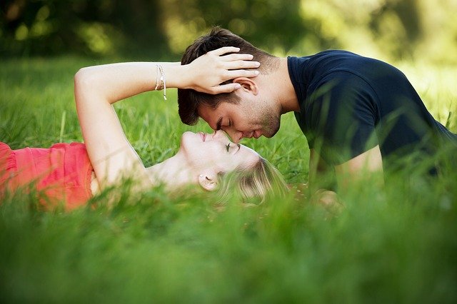 парень и девушка лежат в траве