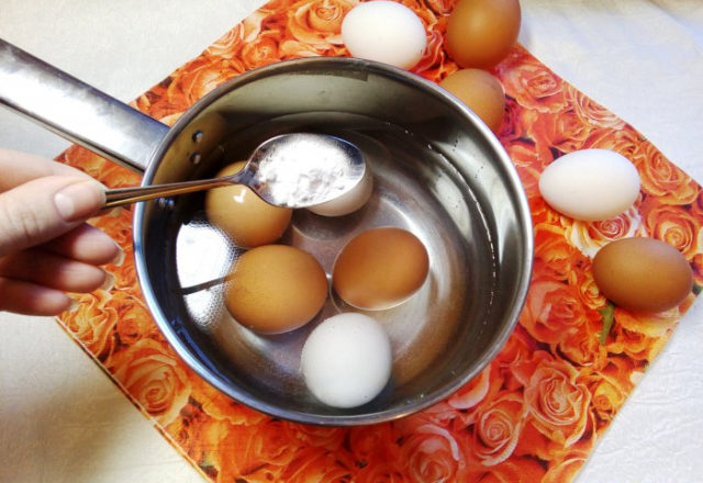 яйца варятся в кастрюле