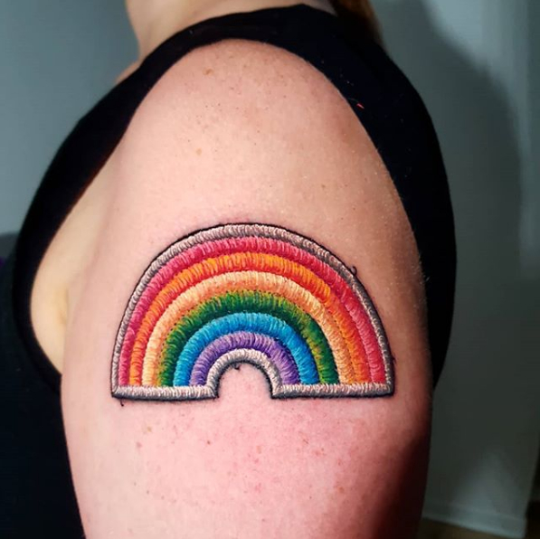 цветное тату радуги на плече