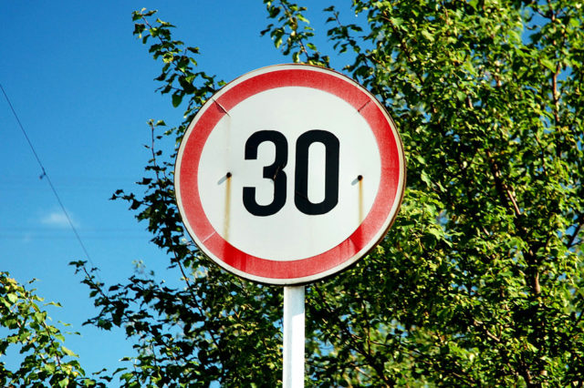 дорожный знак ограничения скорости до 30 км
