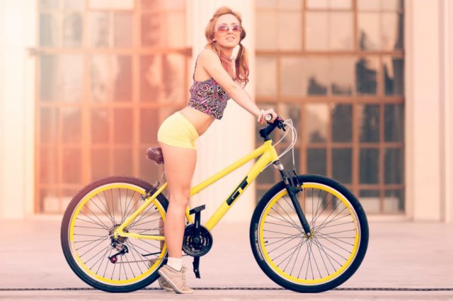 девушка сидит на велосипеде
