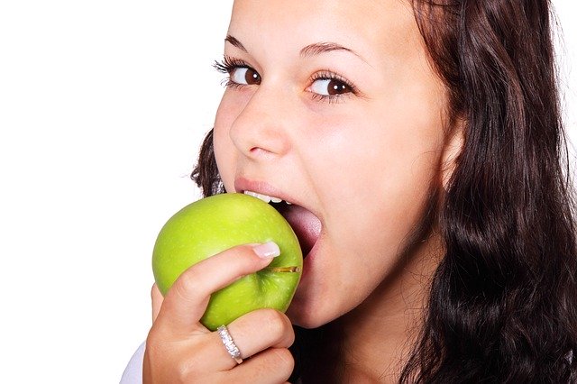 девушка ест яблоко