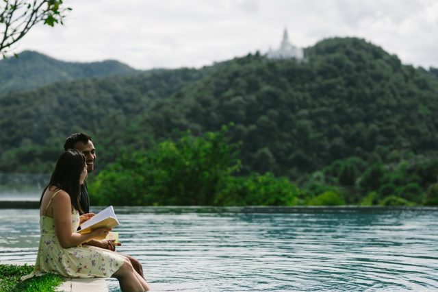 парень и девушка с книгой на берегу реки