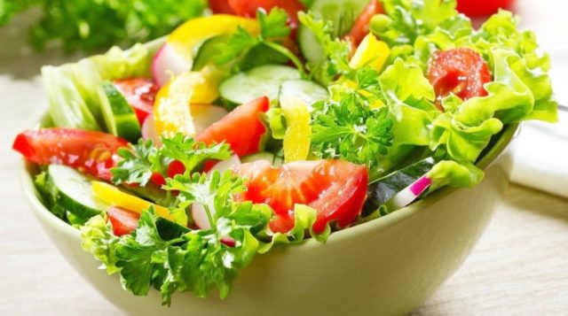 10 рецептов вкусных летних салатов на праздники и каждый день