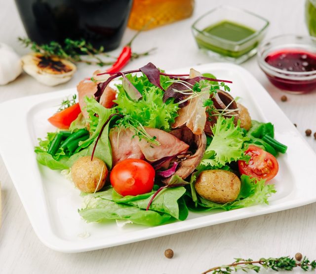 льежский салат на блюде