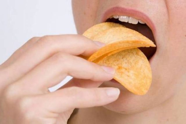 девушка ест чипсы