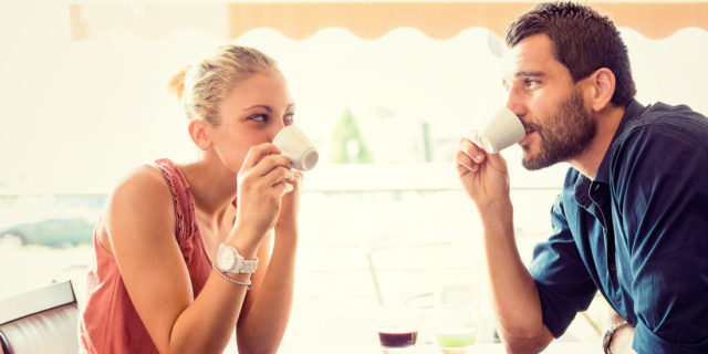 парень и девушка пьют кофе в кафе