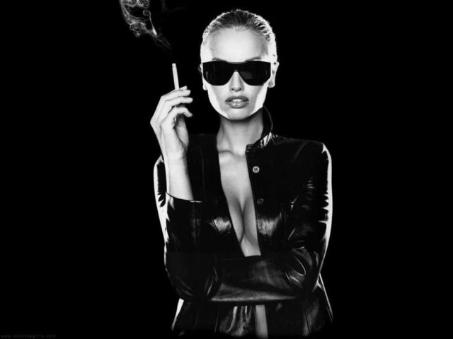 черно-белое фото девушки в очках с сигаретой