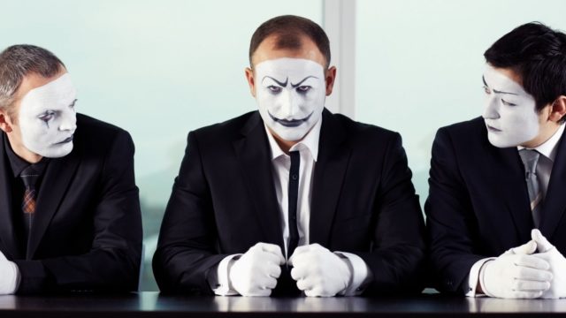трое мужчин с нарисованными масками на лице