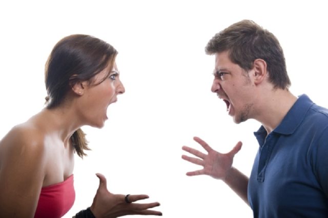 парень и девушка ссорятся