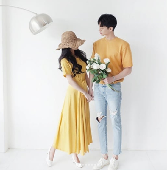 молодая азиатская пара в желтой одежде