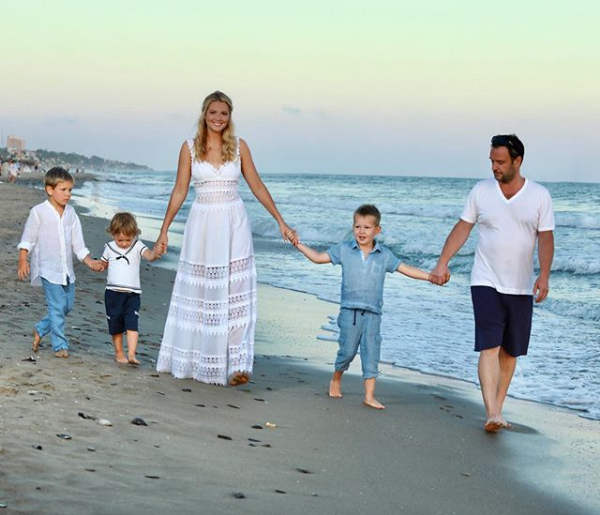 мария кожевникова с мужем и сыновьями на пляже