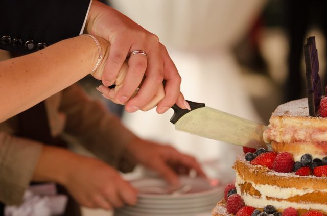 супруги разрезают свадебный торт