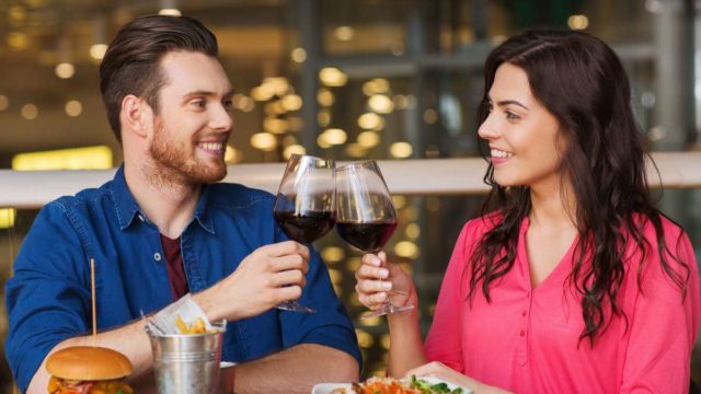 парень и девушка пьют красное вино
