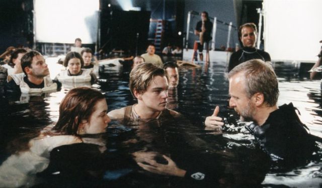 режиссер и актеры титаника в бассейне