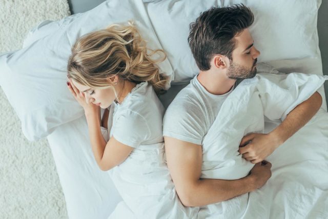 парень и девушка спят в кровати