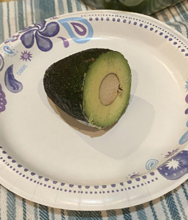 половинка авокадо