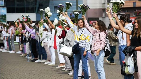 женщины с цветами на протестах в белоруссии