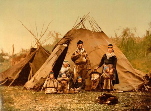 женщины и дети возле палатки