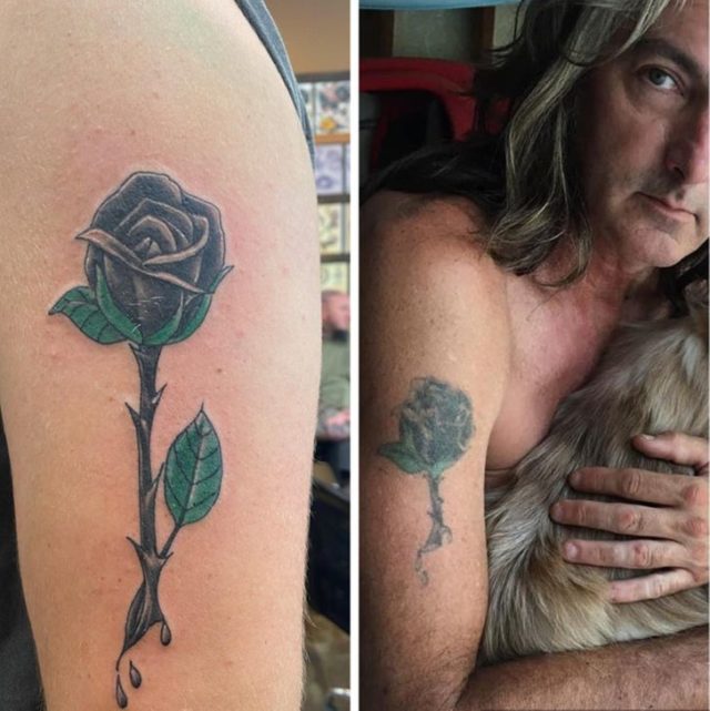 мужчина с тату розы на руке
