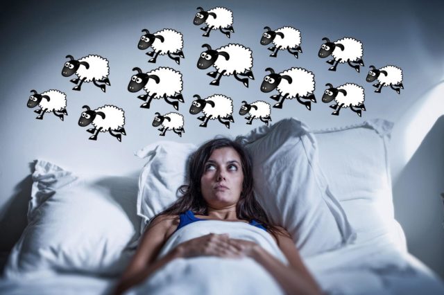 девушка считает овец, лежа в постели