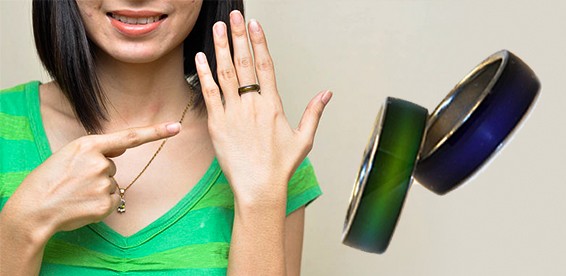 девушка показывает на кольцо на пальце