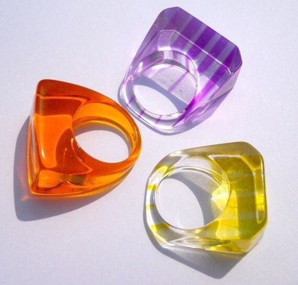 три крупных кольца из пластика
