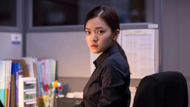 девушка кореянка в офисе