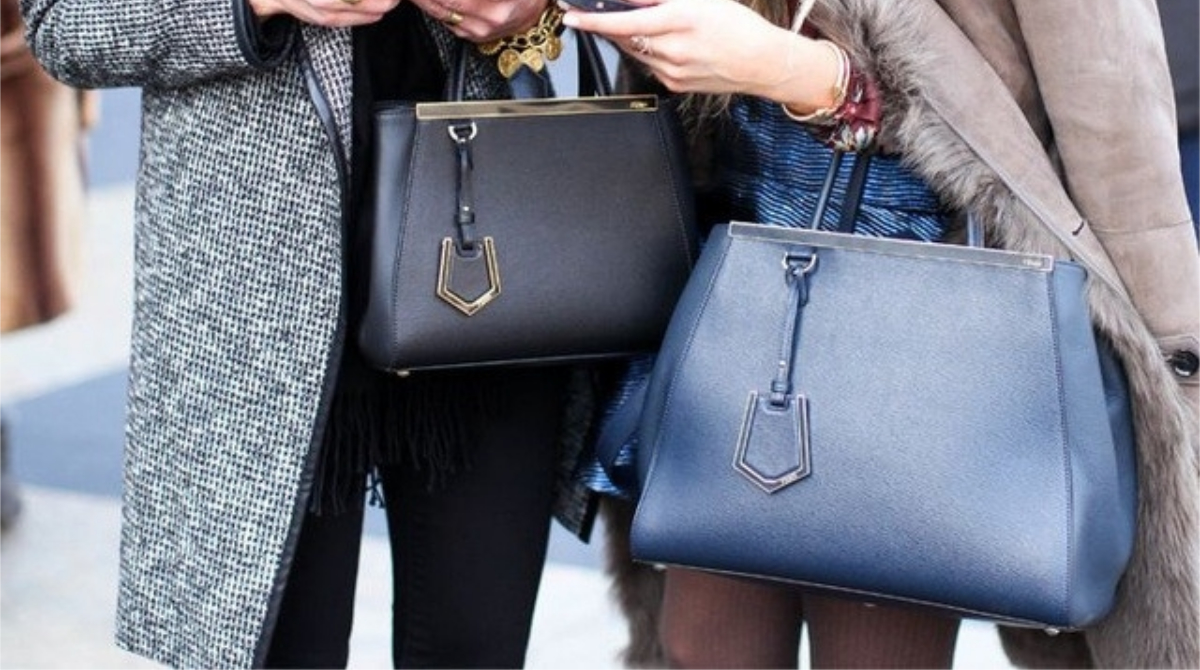 Какие сумки легкие. Сумка Fendi 2jours. Выбор сумок женских. Базовая женская сумка. Универсальный цвет сумки.