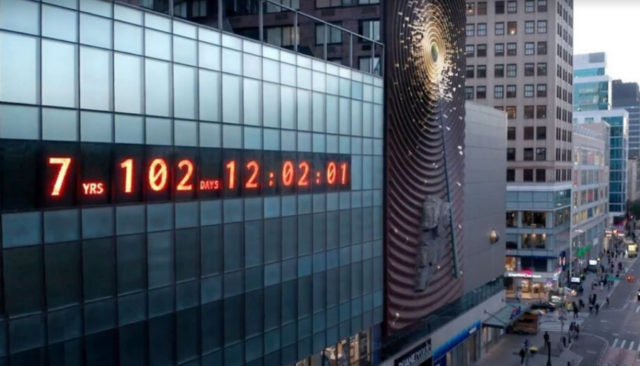 цифровые часы на манхэттене в нью-йорке