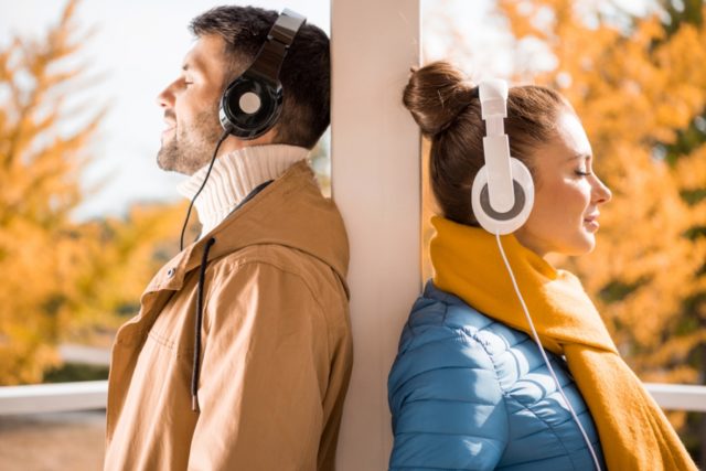 парень и девушка слушают музыку в наушниках